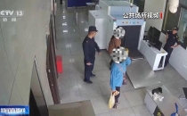 女子裤子内藏1公斤活虫入境，因体态异常被海关拦下