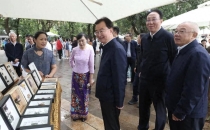 云南省委书记王宁赴西双版纳，与外省游客交流感受