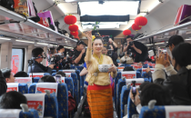 中老铁路列车&ldquo;跨国春晚&rdquo;西双版纳段精彩绽放 傣族歌舞点亮&ldquo;移动舞台&rdquo;