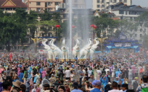超238万人次狂欢！西双版纳泼水节，传统与创新碰撞解锁文旅新活力